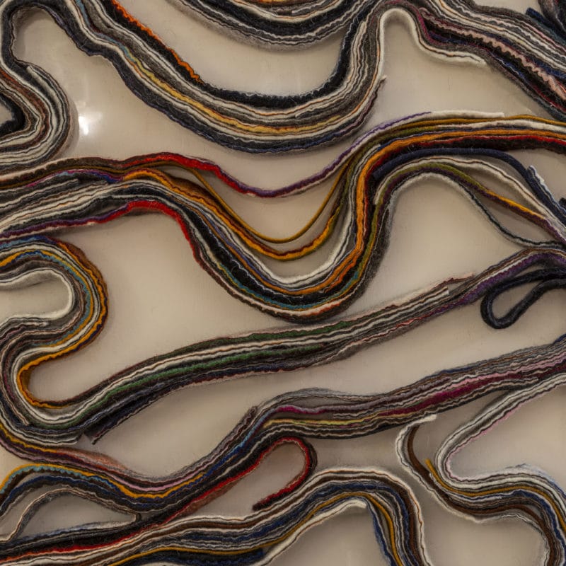 “Stripes- dettaglio”, lane Bergschauf e tessuto, feltro ad acqua e ad ago, 200 cm x 100cm x4cm, 2019, copyright Marilù Cecchini, fotografia Riccardo Pieroni