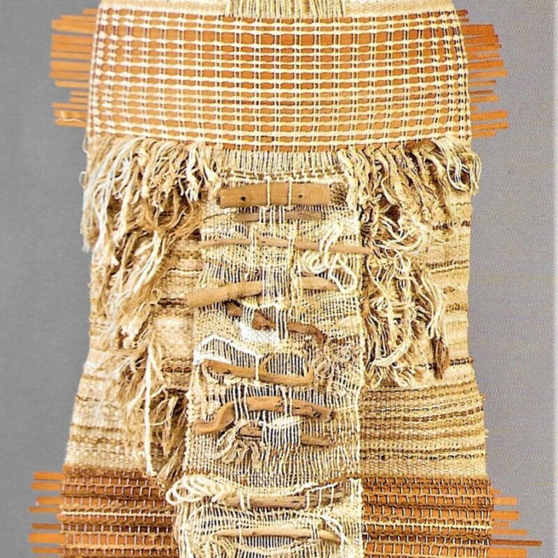 Sacco senza cusidure, scultura tessile 1982, cotone, lana, fibre vegetali, legno-cm 220 di altezza