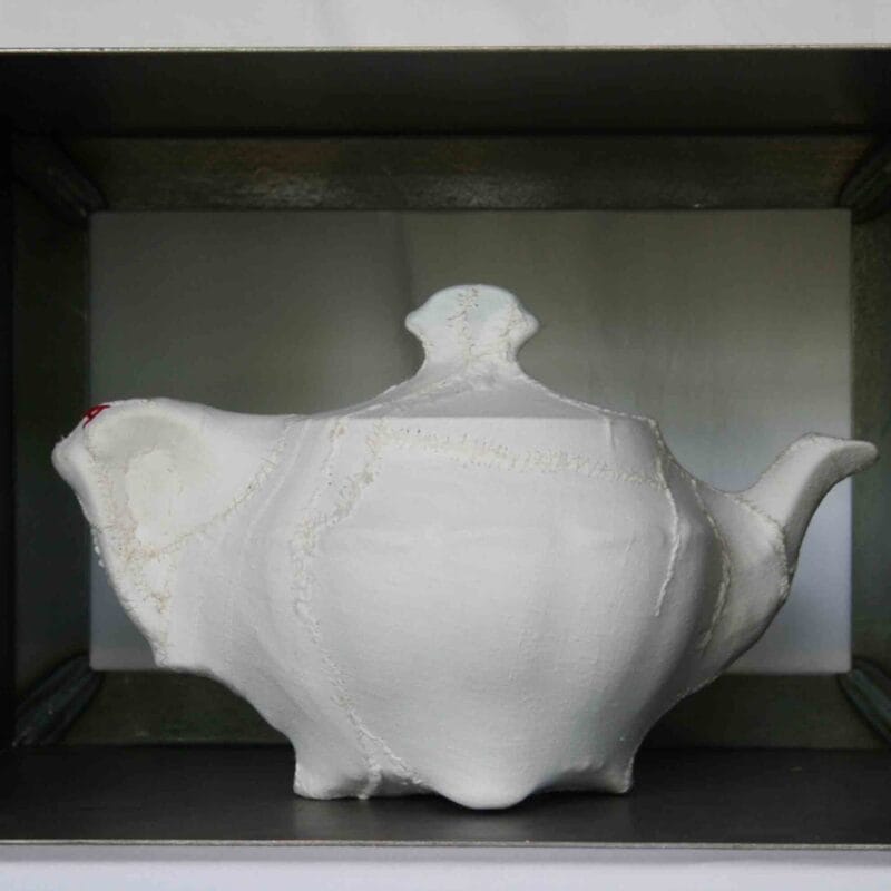 Ketty Tagliatti, “Still life”, pannolino, ceramica, ferro, 34x26x23 cm