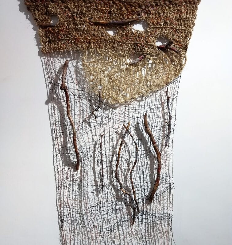 Serie "Dreamcatcher", "Branches of Memory", 2020, cm.80x137, corde lavorate a uncinetto e ricamate a mano, tessitura a mano, found objects (frammenti di legno dipinti a mano o avvolti di fili)