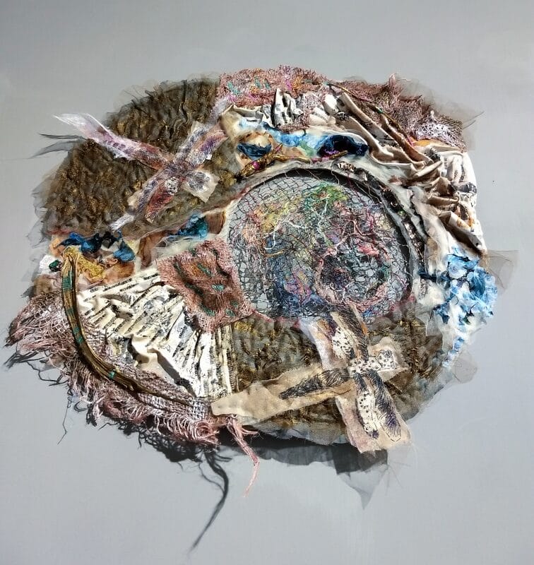 "Dreamcatcher: Wabi V", 2020, cm.65x55, base di feltro, ricamo a mano su collage di tessuti, rete di fili recuperati strappando i tessuti, found objects (frammenti di legno)