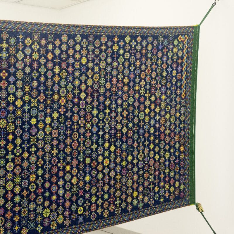 Deux Mille fleurs /Two Thousand Flowers. Digital painting. Jacquard woven piece(two-sided), wool. Installation: Strap tensioners. iron rods. Size: 150x560cm Year of production: 2018 Photo credit: Søren Krag