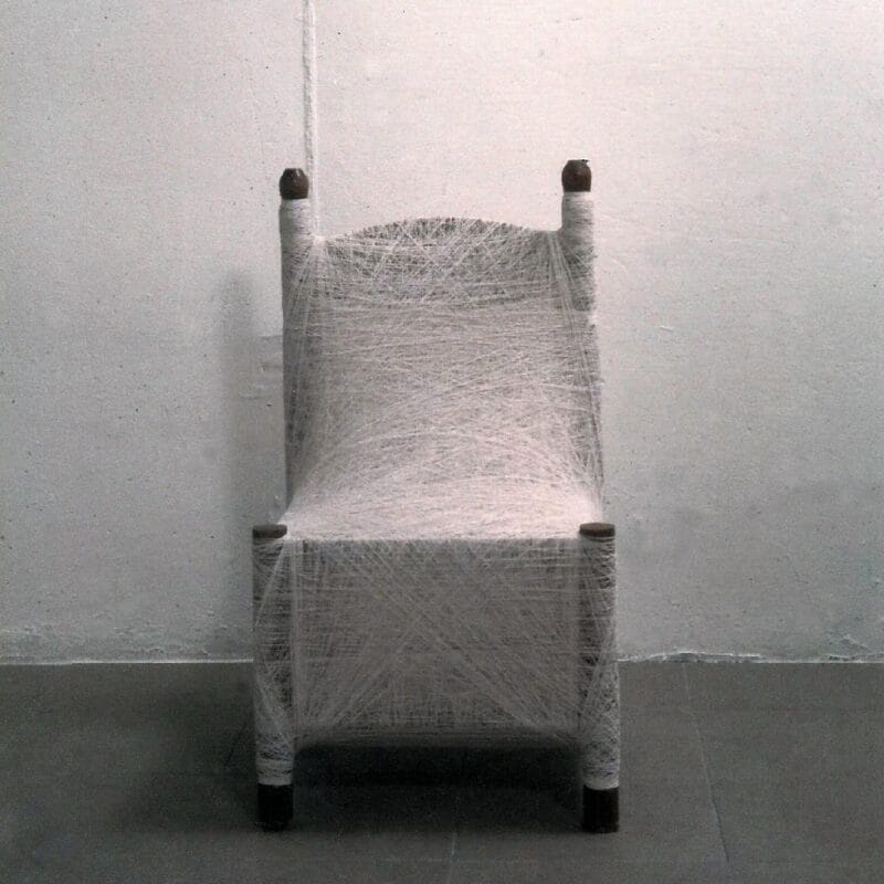 ”senza titolo”, filo, sedia, 1998, ph Stefano Bonacci