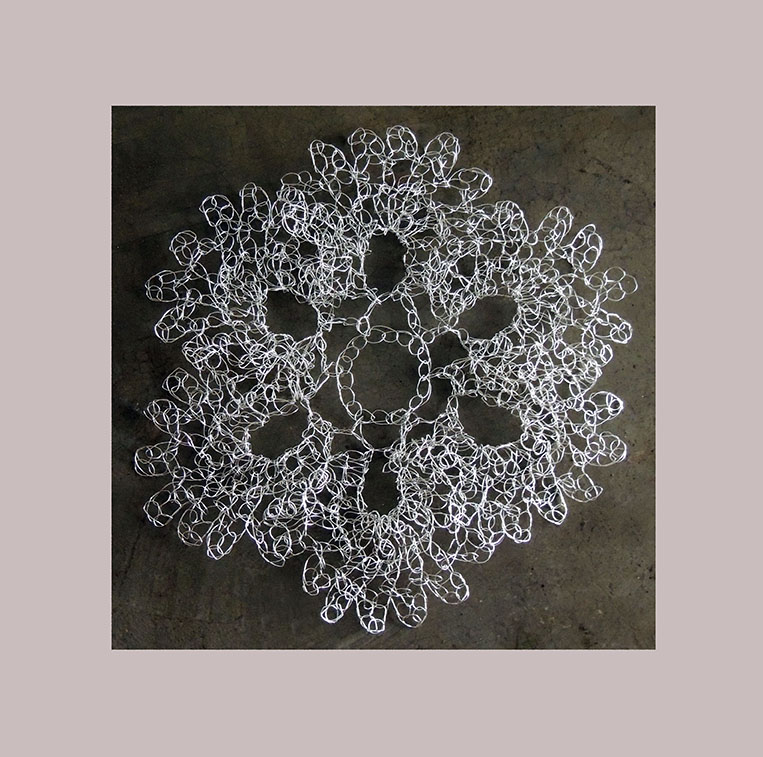 Contemporary Doily 3, filo di alluminio lavorato a crochet su base di cemento e legno, 70ø 80x80x4 cm, 2017. Ph. credit Carole Peia