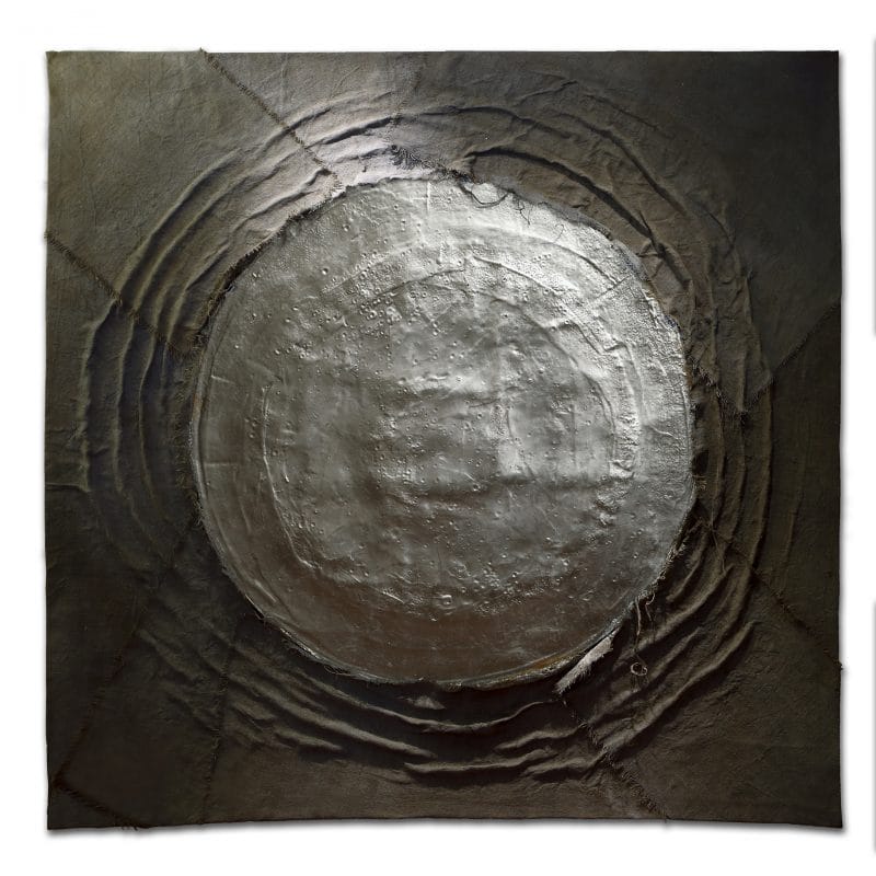 Chaosmos/ Echoes of no mind, 2018 | 200cm x 210cm | iuta, lattice, foglie di oro bianco vero (12 carati, lega con argento). Copyright Tania Welz