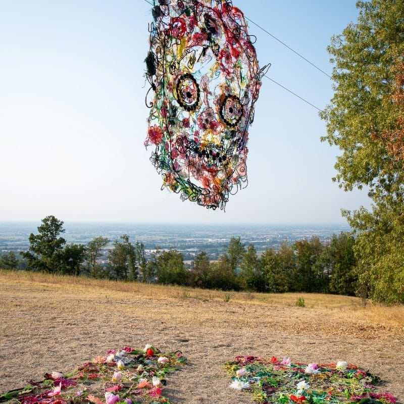 “Attraverso”, tappeti di abiti riciclati, fiori di tessuto, pailettes. cm 350x300cm. Photo credits: Paolo Rolando Guerzoni, Modena
