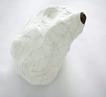 Martine Schildge. Pierre B, 2021, pierre de silex brute recouverte et cousue de feutre, 35 x 17 x 29 cm