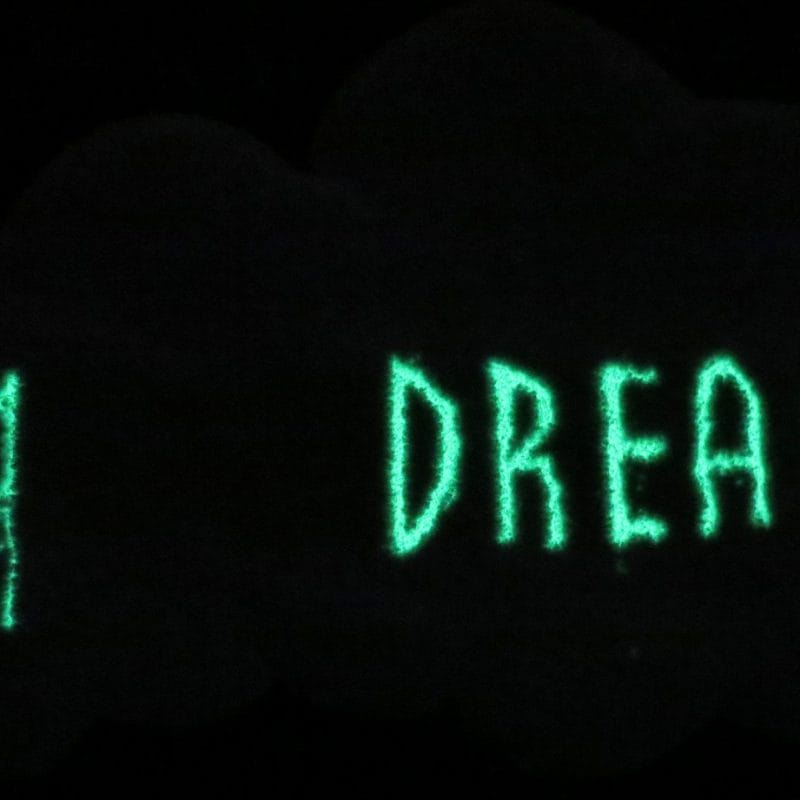 DREAM_2022_tappeto fatto a mano_lana e acrilico_scritta che si vede al buio_128x57cm