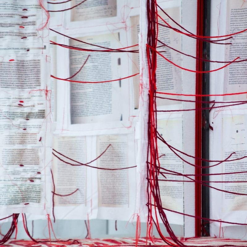 Federica Patera+Andrea Sbra Perego. Tecnica (dettaglio3), stampa a caldo su tela di cotone cucita, ferro, specchio, fil di lana, spilli, 90 x 80 x 90 cm. 2021, ph Davies Zambotti