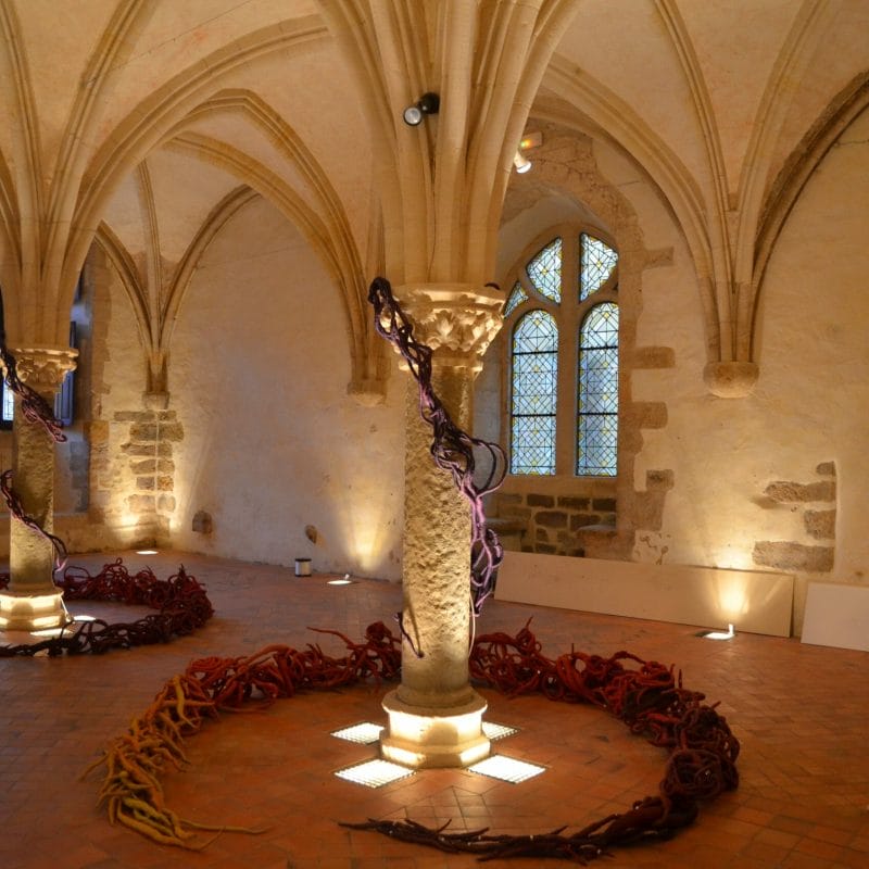 Trinité juponnante. Centre culturel de la Sarthe, Vivoin, France, 2012, 2m circles made of 20-30 cm sculptures. Sculpted linen: Linen tow, linen string, hot dyed. ©AudeFranjou