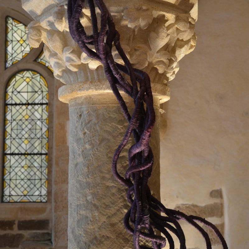 Trinité juponnante. Centre culturel de la Sarthe, Vivoin, France, 2012, 3m. Sculpted linen: Linen tow, linen string, hot dyed. ©AudeFranjou
