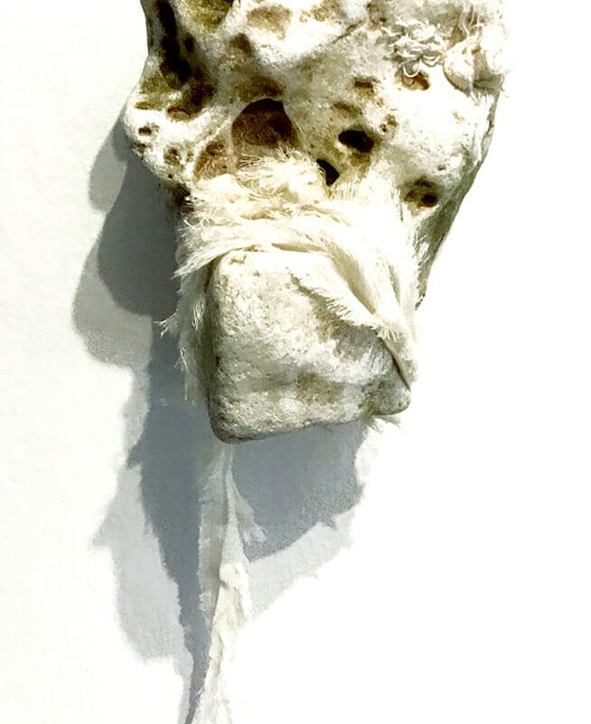 Saba Najaf, Autoritratto II, 20x15x10 cm, Pietra e strisce di cotone, 2020