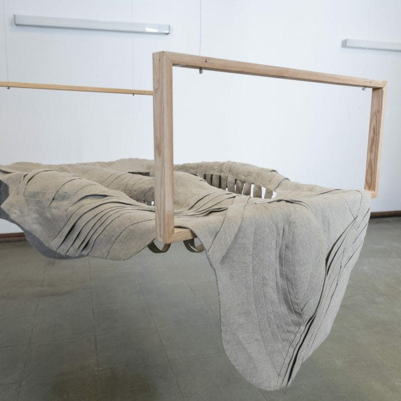 Entangled, in the bed that I made-work 2, Contextile residency 2022, H40 x L230 x D112 cm, Lino, Crediti Fotografici Ivo Rainha, copyright Tina Marais Struthers