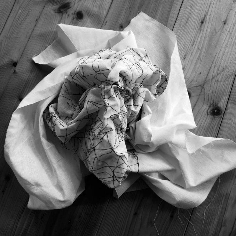 Tentativi, 2022. Serie di tessuti di lino bianco ricamati, cm.140x140. Crediti Fotografici Clara Luiselli