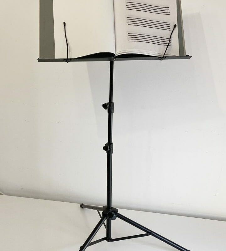 Elizabeth Aro, O silenzio, cm.50x120x50; libro di foglie di cottone ricamate e leggio; anno 20102021