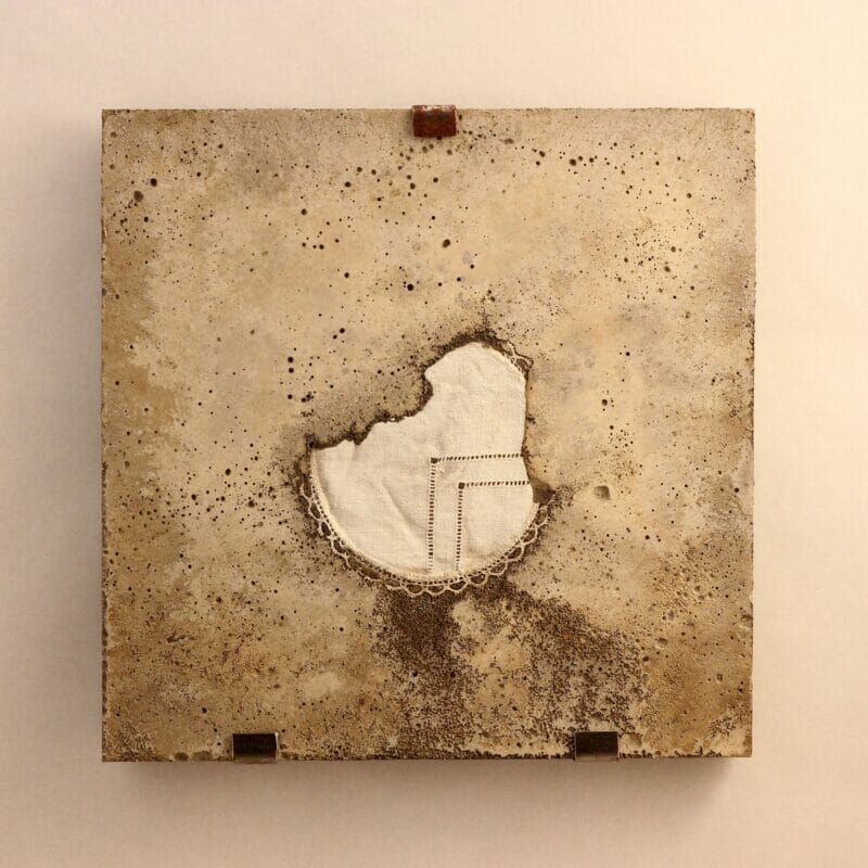 CAROLE PEIA Reperto#7, cemento e cotone, 30x30x2 cm, 2020
