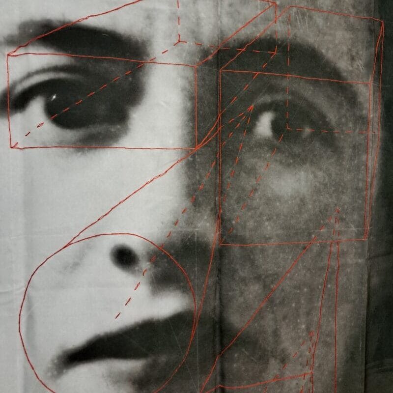 Oriella Montin, L’ultimo lenzuolo, stampa fotografica su lenzuolo sintetico, filo rosso, cm 96x140, 2018_dettaglio